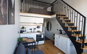 Loft Style Studio Apartment- Free Parking- Free Gym- Keyless Access